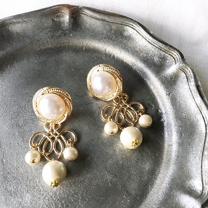2 Way / White pearls with Cotton pearls pierces - Earrings & Clip-ons - Plastic White