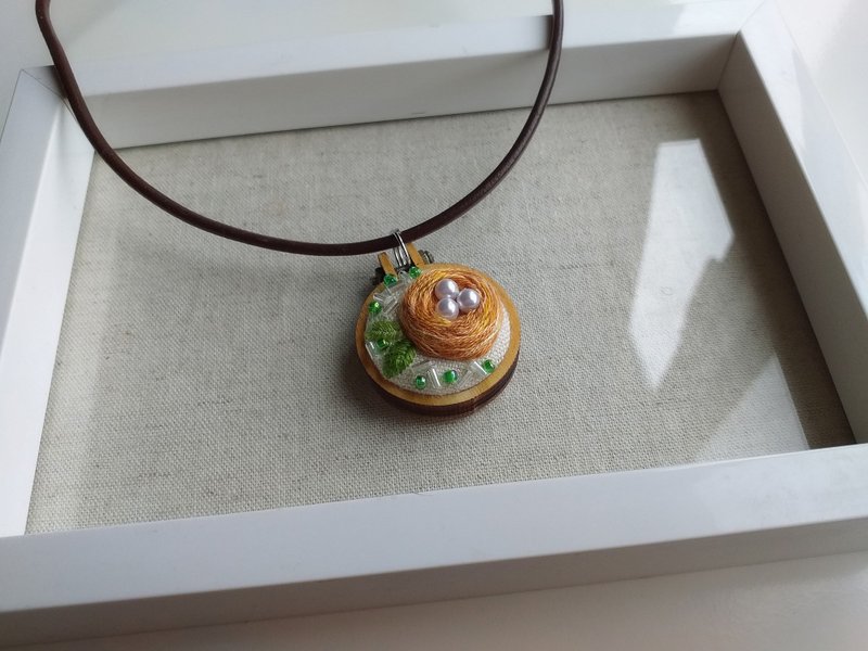 樹叢裡的鳥巢手工刺繡迷你繡框項鍊 - 項鍊 - 繡線 多色
