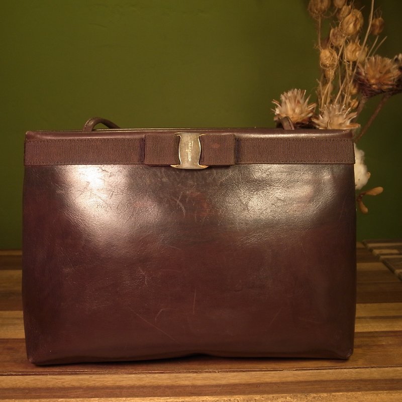 Old bone Salvatore Ferragamo leather side back flat bag VINTAGE - กระเป๋าแมสเซนเจอร์ - หนังแท้ สีนำ้ตาล