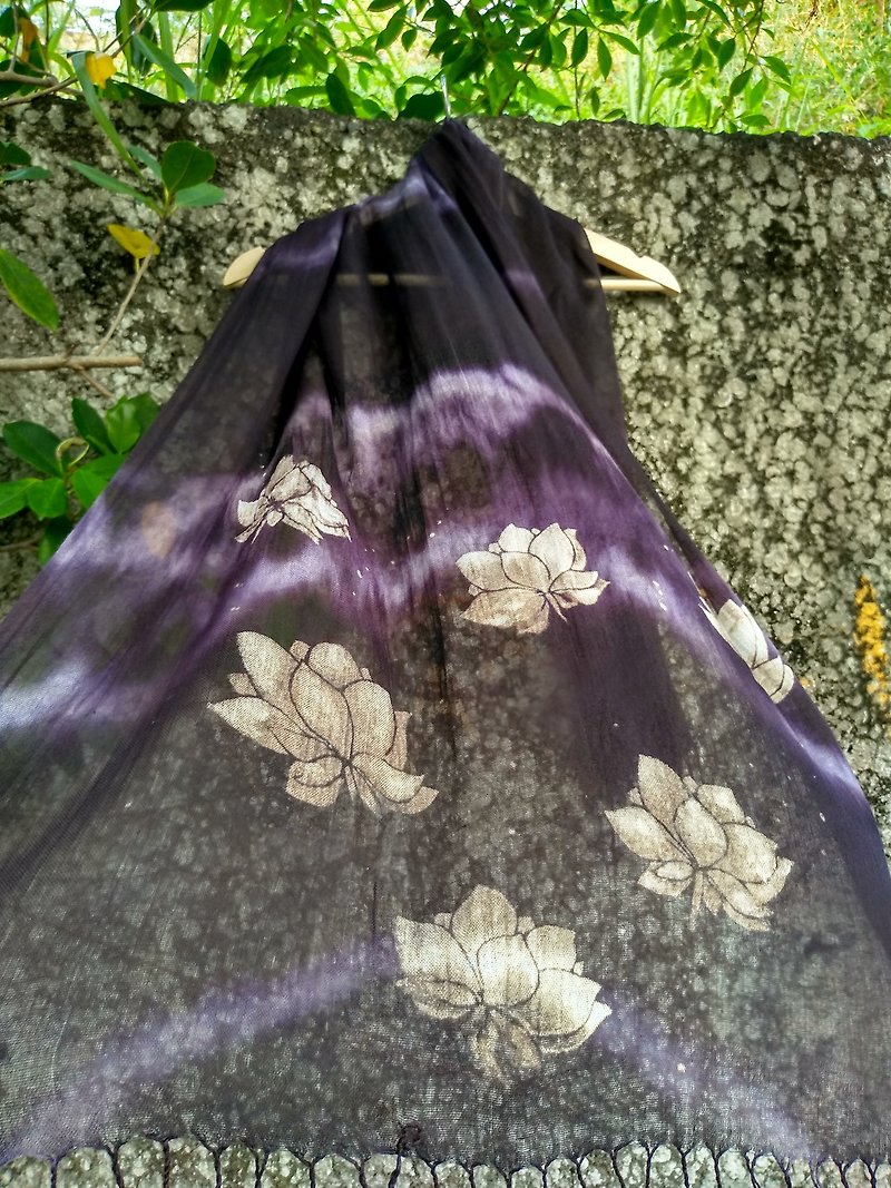 自在染isvara 草木染 黛紫色 純棉渲染圍巾 蓮花系列 不染 - 圍巾/披肩 - 棉．麻 紫色