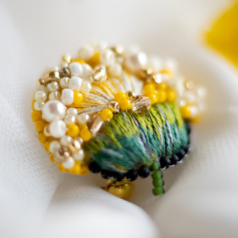 Beads and embroidery, dandelion brooch - เข็มกลัด - งานปัก สีเหลือง