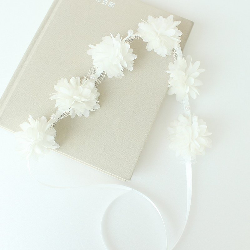White Wrist Corsage Wedding Accessory for Mothers, Aunts, Sisters,WeddingCorsage - เข็มกลัด/ข้อมือดอกไม้ - เส้นใยสังเคราะห์ ขาว