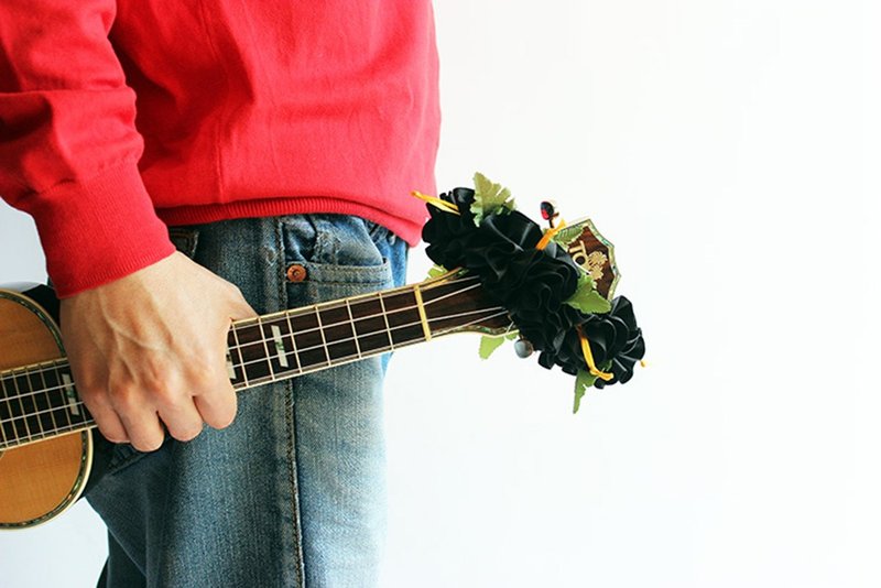 Ukulele lei / black hibiscus, Ukulele gifts, Ribbon leis, Ha - 吉他配件 - 棉．麻 黑色