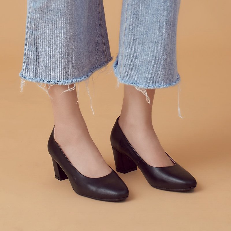Micro plastic effect! Commuter OK small square toe mid-heel black full leather - รองเท้าส้นสูง - หนังแท้ สีดำ