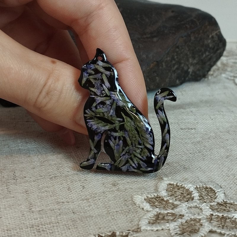黑貓別針。帶有乾燥花的黑貓胸針。手工製作的樹脂胸針。 - 胸針 - 樹脂 黑色