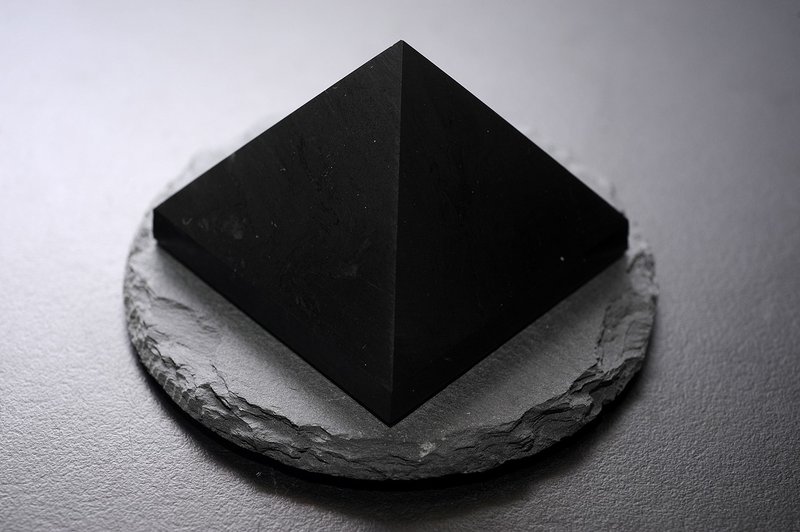 天然俄羅斯次石墨金字塔 靈修 招財 破煞 防小人 - 擺飾/家飾品 - 寶石 