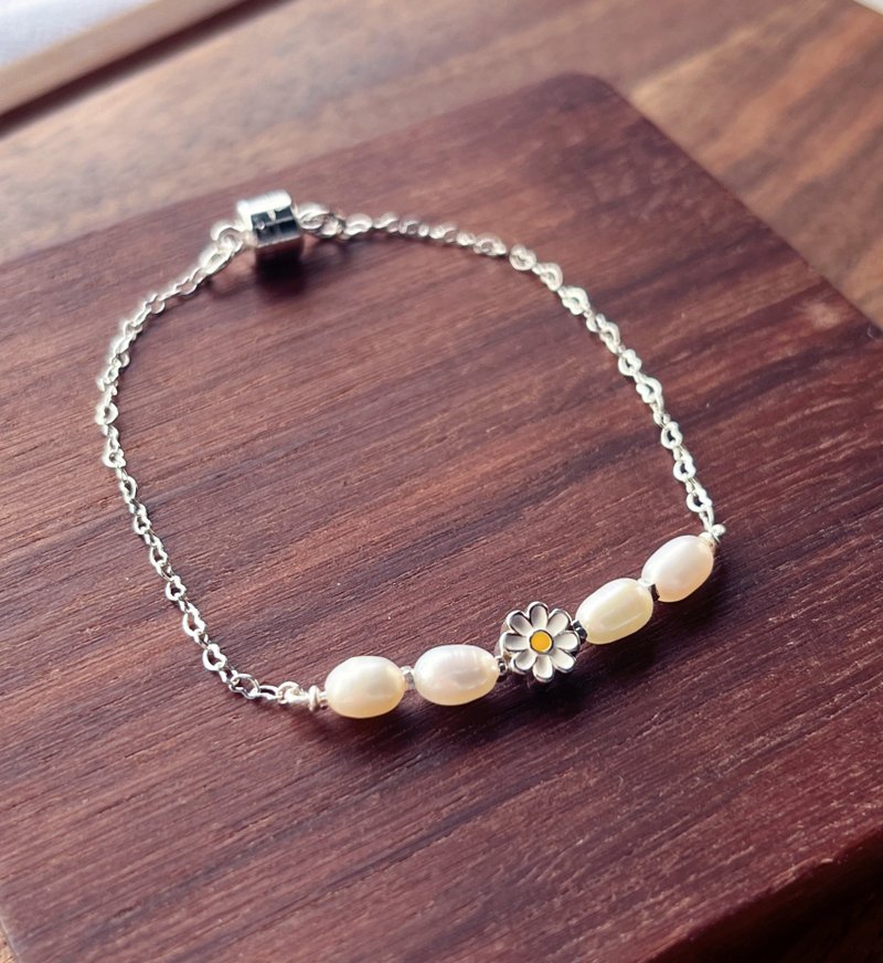 Daisy natural pearl sterling silver bracelet - สร้อยข้อมือ - เงินแท้ สีเงิน