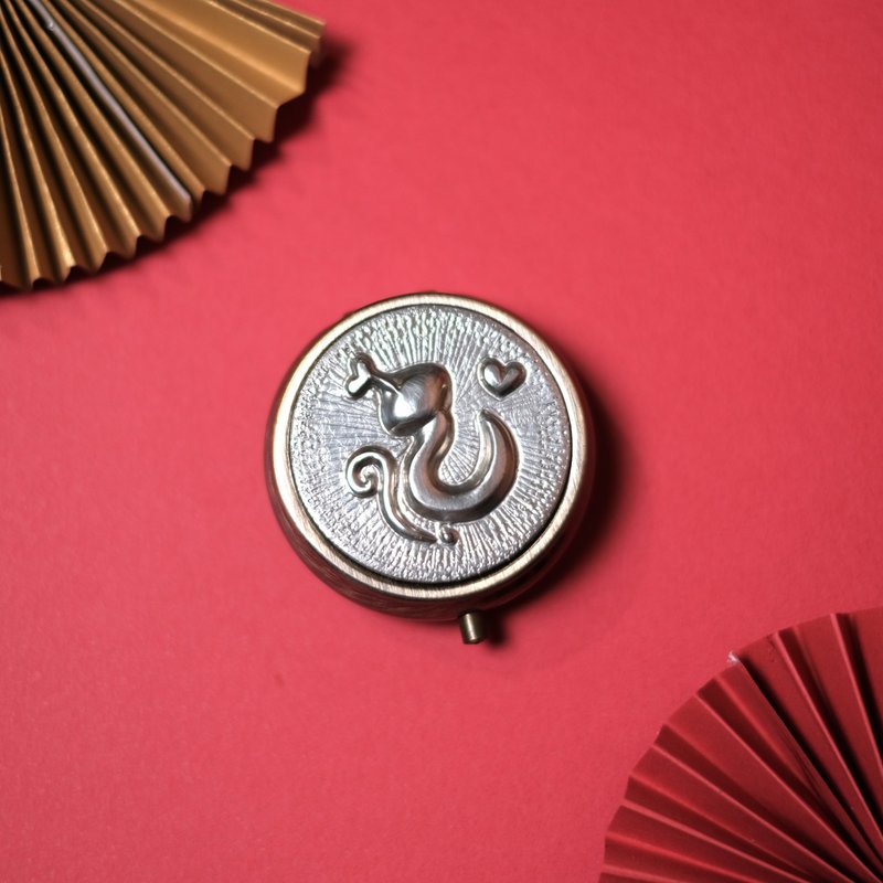 【新年】錫雕蛇年/隨身盒/手工浮雕/小巧/珠寶收納 - 其他 - 其他金屬 銀色