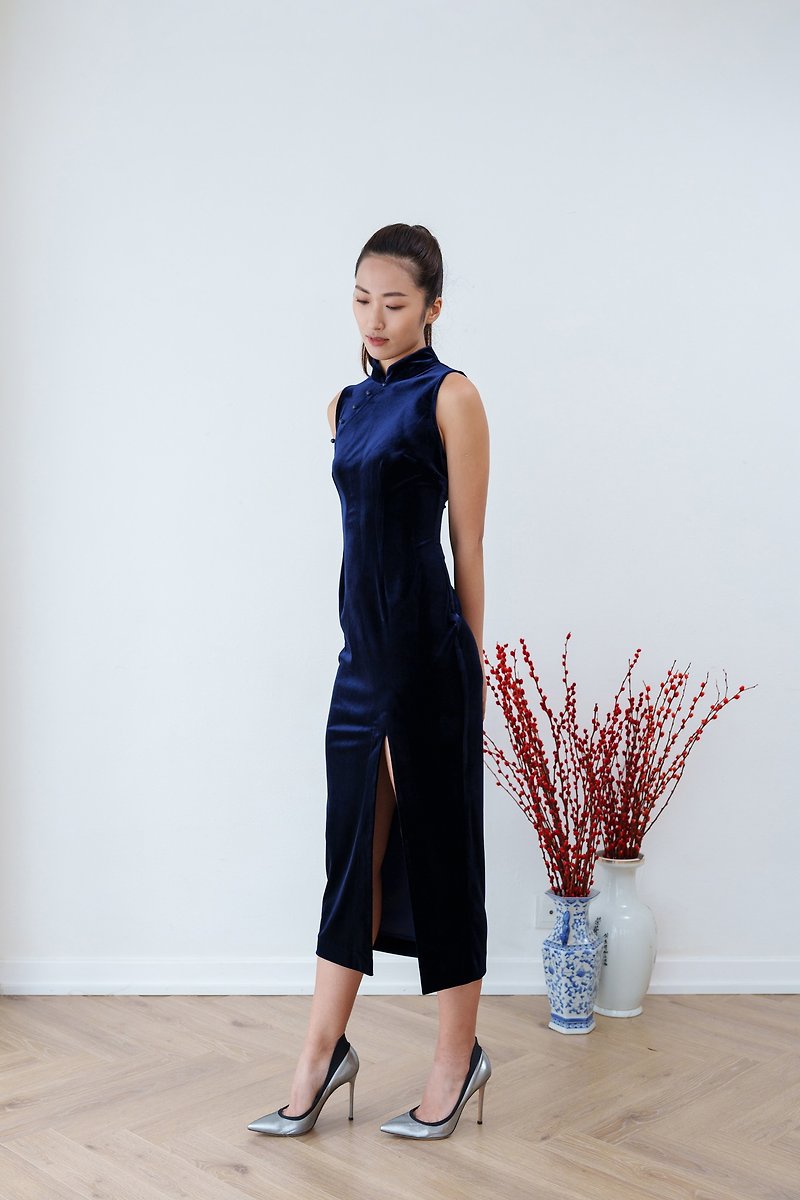 Blue Plumbago Velvet Modern Qipao | Party Dress | Sleeveless | Cocktail Dress - กี่เพ้า - วัสดุอื่นๆ สีน้ำเงิน