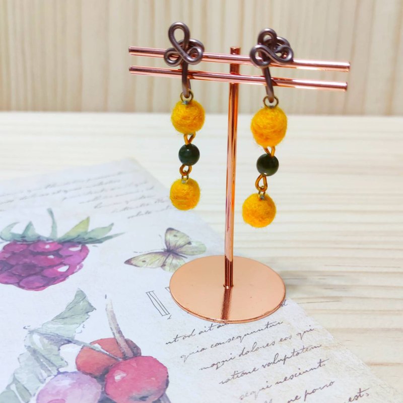 Elegant Antique Yellow and Green - Wool Felt Earrings - ต่างหู - ขนแกะ สีเหลือง