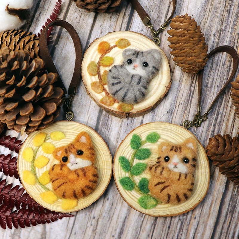 Wool felt & natural/wooden forest cat pendant series - ที่ห้อยกุญแจ - ขนแกะ สีส้ม