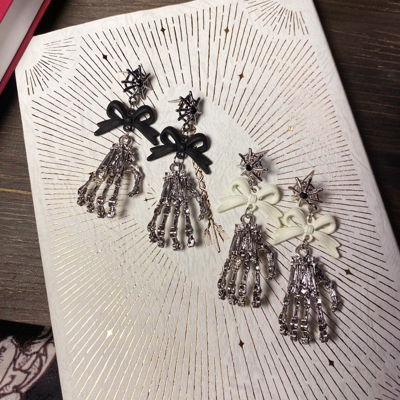 Eternal Oath Skeleton Hand Earrings - ต่างหู - โลหะ สีดำ