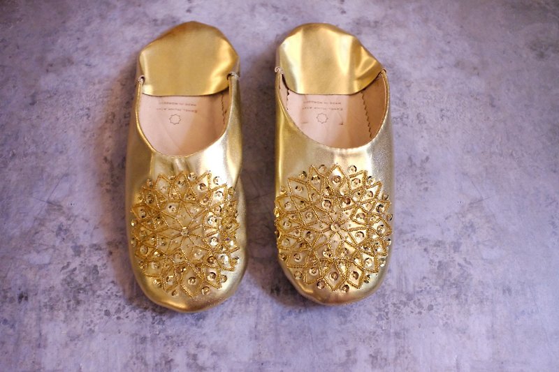 Moroccan hand-embroidered indoor shoes - Arab bride's gold earrings - Indoor Slippers - Genuine Leather Gold