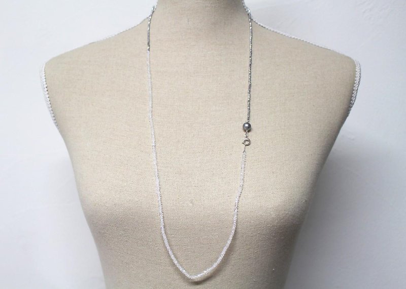 Hematite and Moonstone long necklace - สร้อยคอ - เครื่องเพชรพลอย สีเงิน