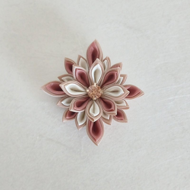 花咲み　ブローチ　星花 　サーモンピンク　つまみ細工 - 胸針 - 棉．麻 粉紅色