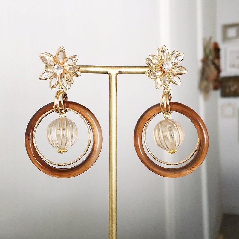 Gold flower with tortoiseshell earrings - Earrings & Clip-ons - Precious Metals Khaki