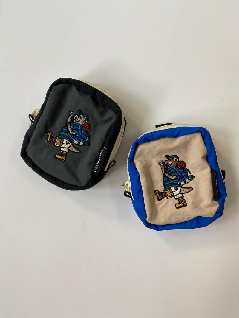 Otter hiking embroidery pocket bag - 零錢包/小錢包 - 棉．麻 多色