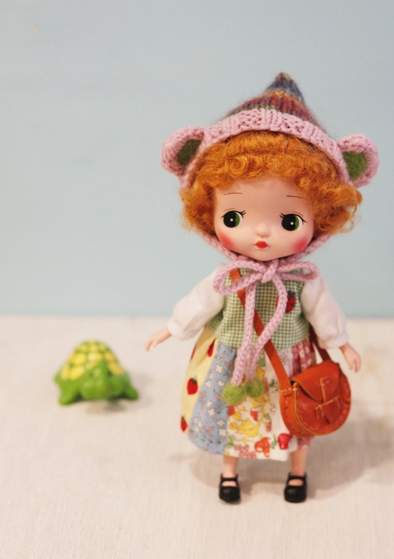 Holala、妹頭尺寸手工編織美麗諾羊毛段染小熊娃帽右邊粉紅色款 - 帽子 - 羊毛 粉紅色