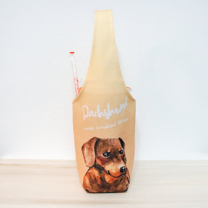 Dachshund dog cup holder environmental protection beverage bag beverage bag beverage cup holder waterproof cup holder waterproof bag - กระเป๋าถือ - วัสดุกันนำ้ สีนำ้ตาล