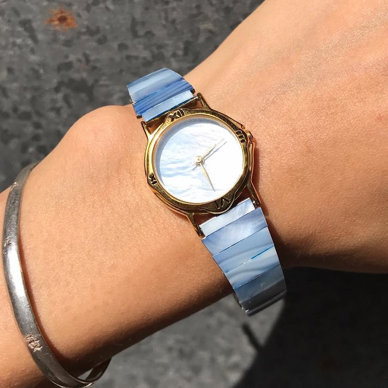 【Lost And Find】Blue colored Natural Mother of pearl watch - นาฬิกาผู้หญิง - เครื่องเพชรพลอย สีน้ำเงิน