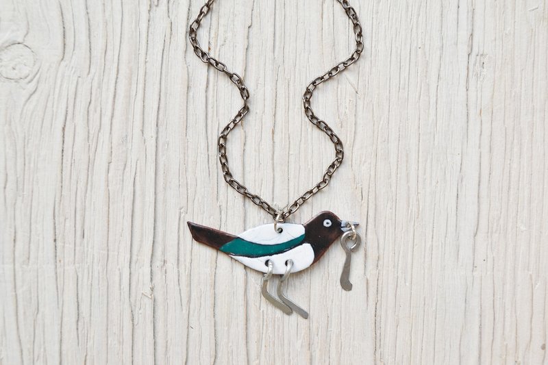 Magpie Enamel Necklace, Bird Necklace, Songbird Jewelry, Forest Necklace, - สร้อยคอ - วัตถุเคลือบ สีเขียว