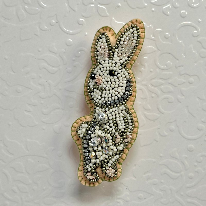 釘珠淺粉肉色邊白色全身兔仔扣針 Beaded Flesh Color Rabbit Pin - 胸針 - 其他材質 多色