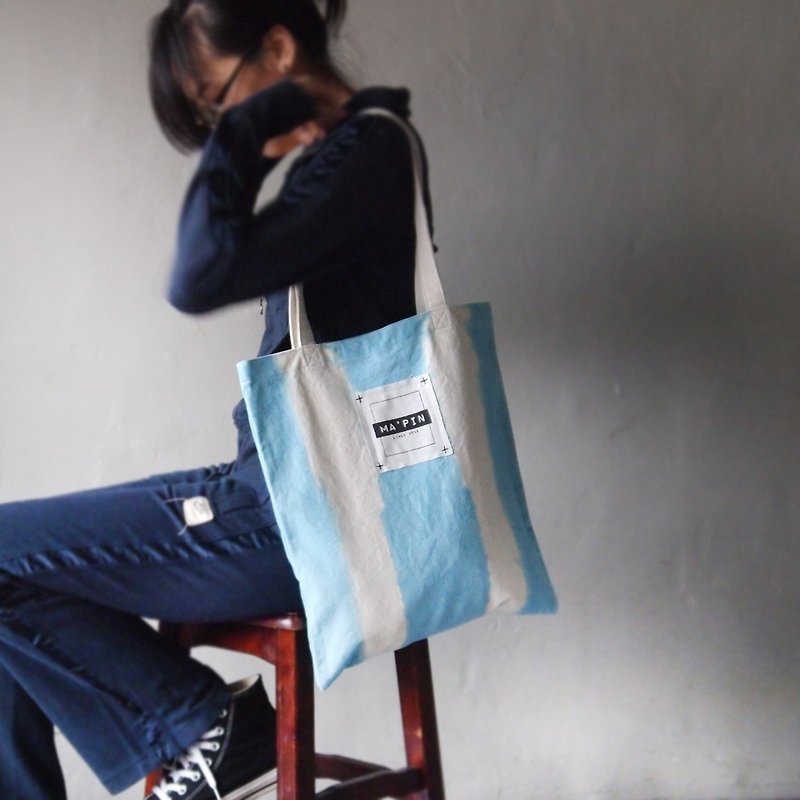 Sky blue direct dye-canvas hand-dyed tote bag single back - Messenger Bags & Sling Bags - Cotton & Hemp Blue