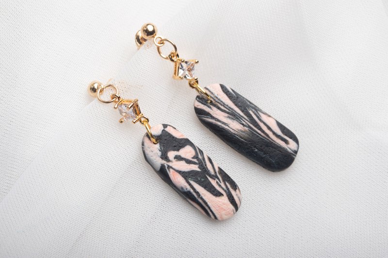 Handmade Dry Pressed Flower Resin Earrings, Real Flower Jewelry - 耳環/耳夾/耳骨夾 - 植物．花 黑色