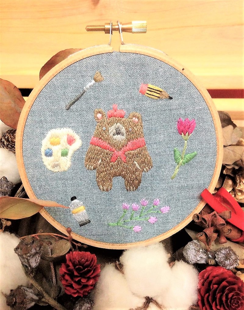 Hand embroidery hanging ornaments - the big cause of the little painter bear - ของวางตกแต่ง - งานปัก หลากหลายสี
