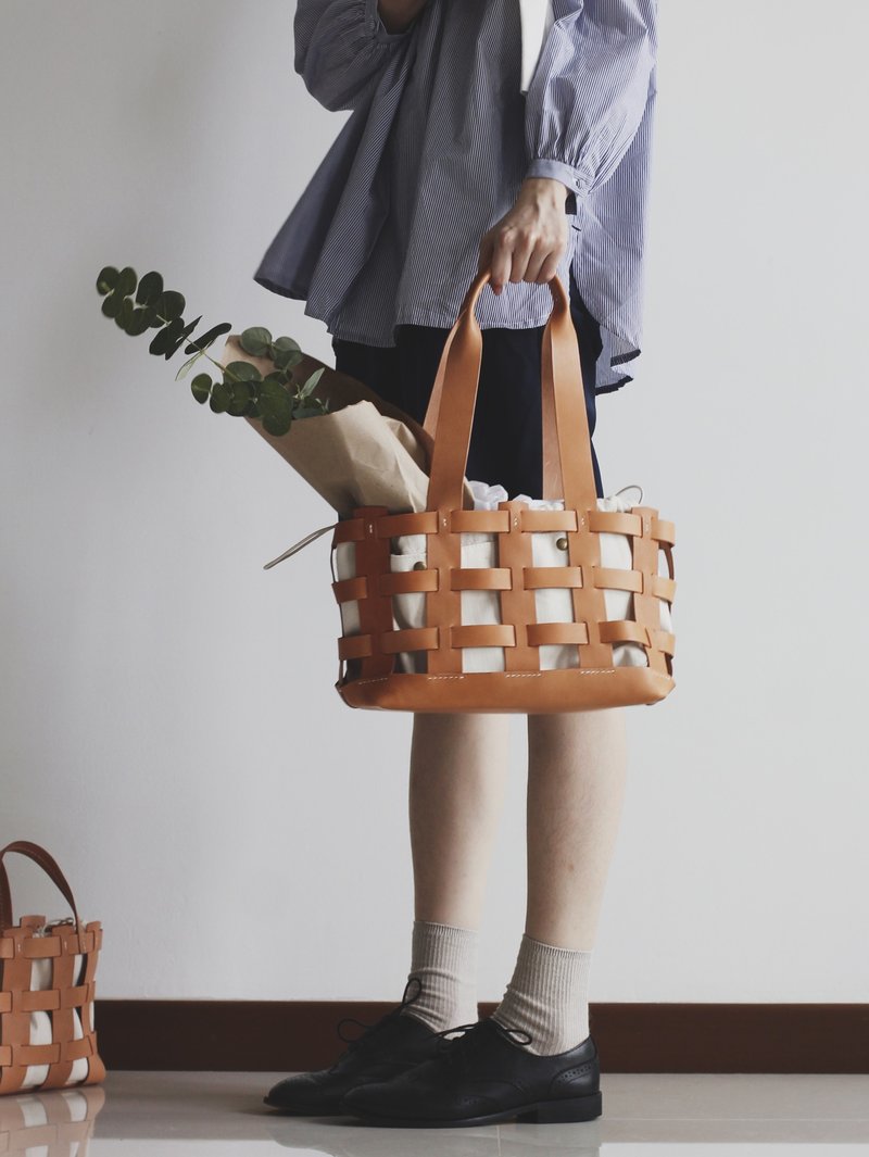 Handmade Handcrafted Vegetable Tanned Leather Caged Tote Bag - Large - กระเป๋าถือ - หนังแท้ สีส้ม