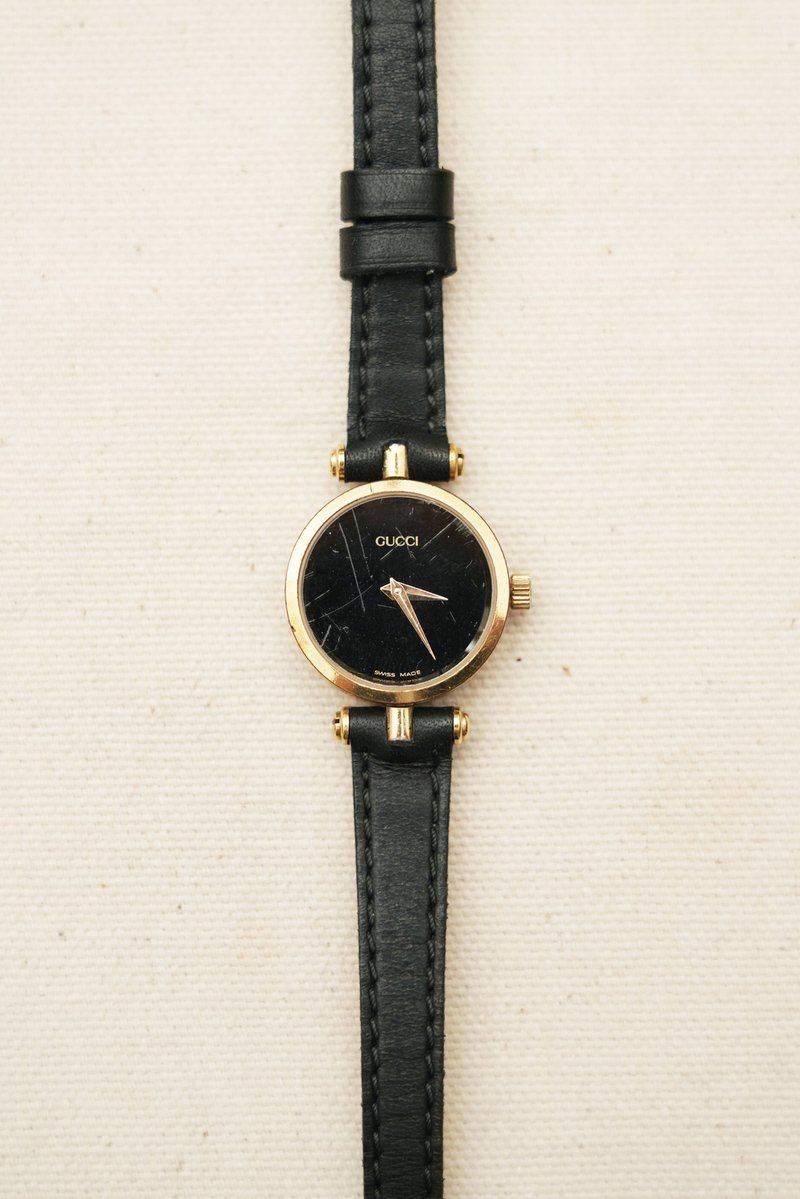 A ROOM MODEL - Vintage Gucci black plain round frame antique watch - นาฬิกาผู้หญิง - เครื่องประดับ สีทอง