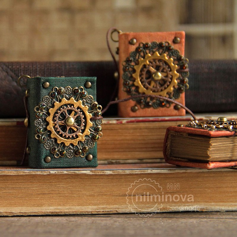 Miniature book lover Mini books Tiny book charm Steampunk necklace Book keychain - ที่ห้อยกุญแจ - วัสดุอีโค สีเขียว