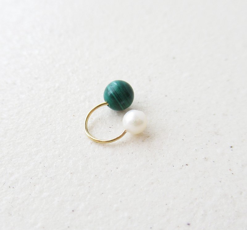 3 WAYS, Malachite and Freshwater pearl (Ear cuff) - ต่างหู - หิน สีเขียว