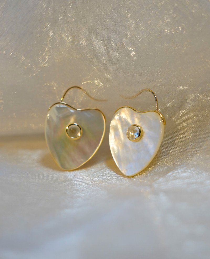 K18 Mother of Pearl Heartpierced - 耳環/耳夾/耳骨夾 - 其他金屬 白色