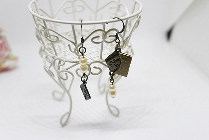 Alloy <double letter> _ hook earrings - asymmetric series - - ต่างหู - โลหะ สีเหลือง