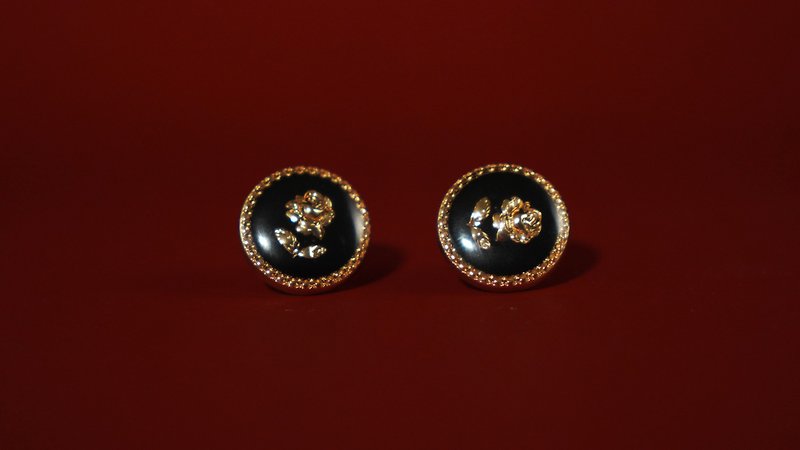 [Quiet Rose] Black gold rose earrings/steel needle/anti-allergic - ต่างหู - วัสดุอื่นๆ สีดำ