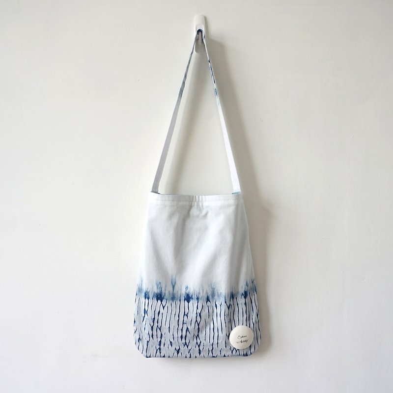 S.A x White Straw, Indigo dyed Handmade Abstract Pattern Tote Bag/ Handbag - กระเป๋าแมสเซนเจอร์ - ผ้าฝ้าย/ผ้าลินิน ขาว