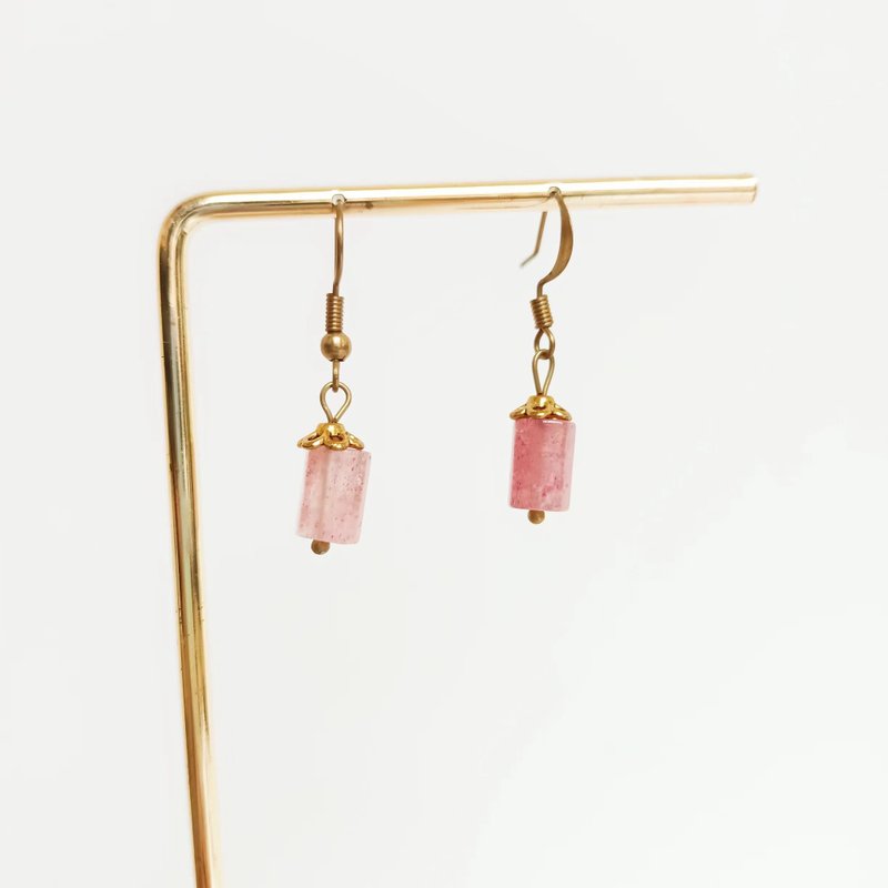 [Strawberry crystal earrings] columnar pink strawberry crystal/changeable Clip-On/non-fading Bronze/love Stone - ต่างหู - คริสตัล สึชมพู