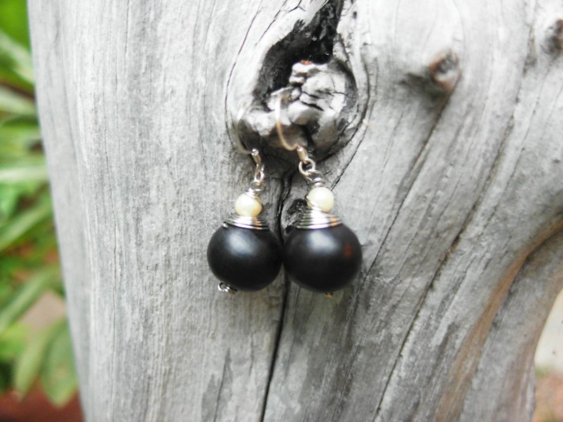 Suddenly (earrings series) Zaopi - black charm - ต่างหู - พืช/ดอกไม้ สีดำ