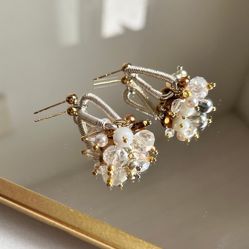 Refraction of Light Ornate Earrings #1 Rhinestone Pearl Glass Bead Stud/ Clip-On - ต่างหู - โลหะ 