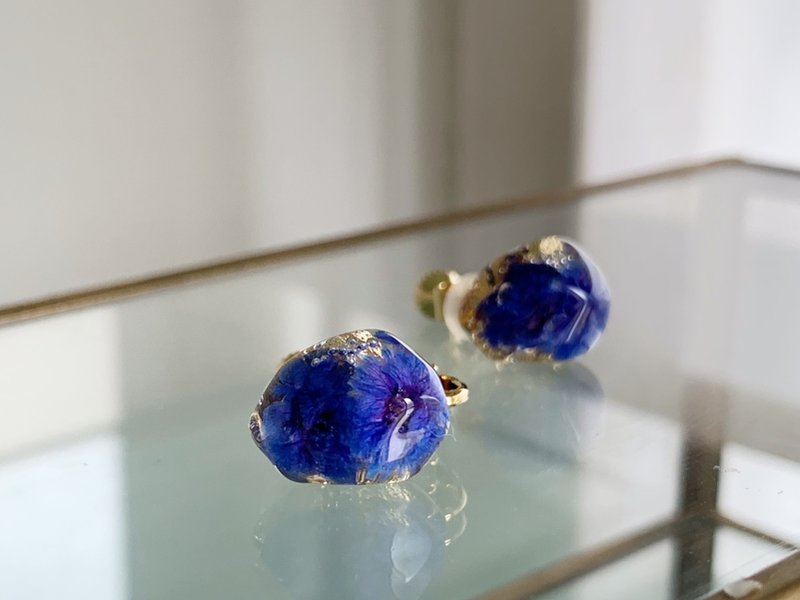 A single Clip-On /pierced earring (blue purple) that contains baby's breath, a flower lover that symbolizes good fortune - Earrings & Clip-ons - Resin Purple