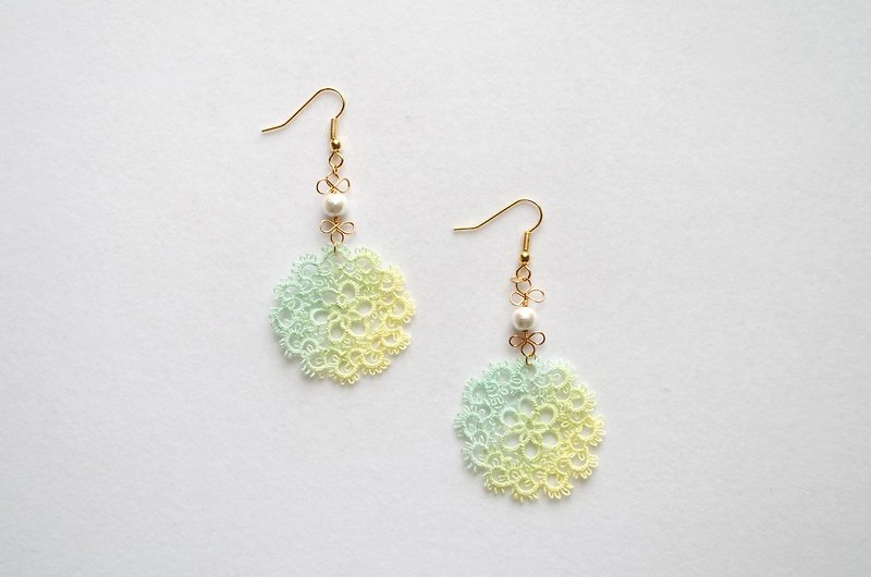 Hand-dyed tatting lace and cotton pearl earrings - ต่างหู - ผ้าฝ้าย/ผ้าลินิน สีเขียว