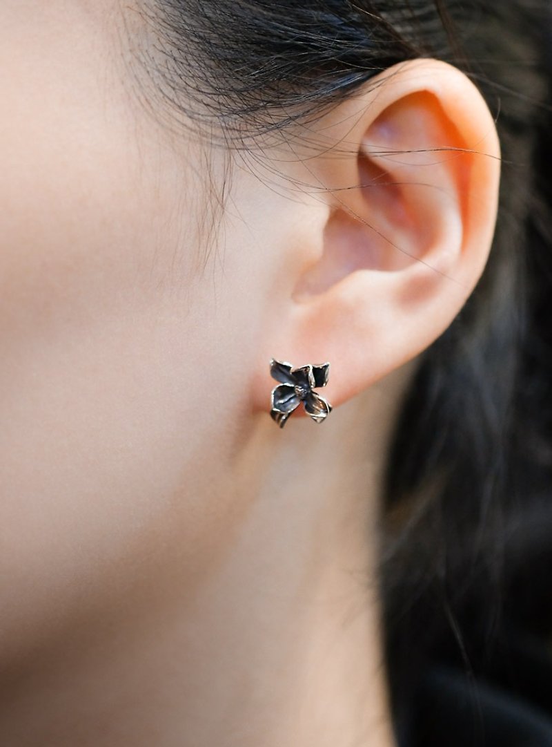 Elegant Silver orchid three-dimensional earrings 925 sterling silver ornaments are sold in two colors of Silver, black, silver and white - ต่างหู - เงินแท้ สีเงิน