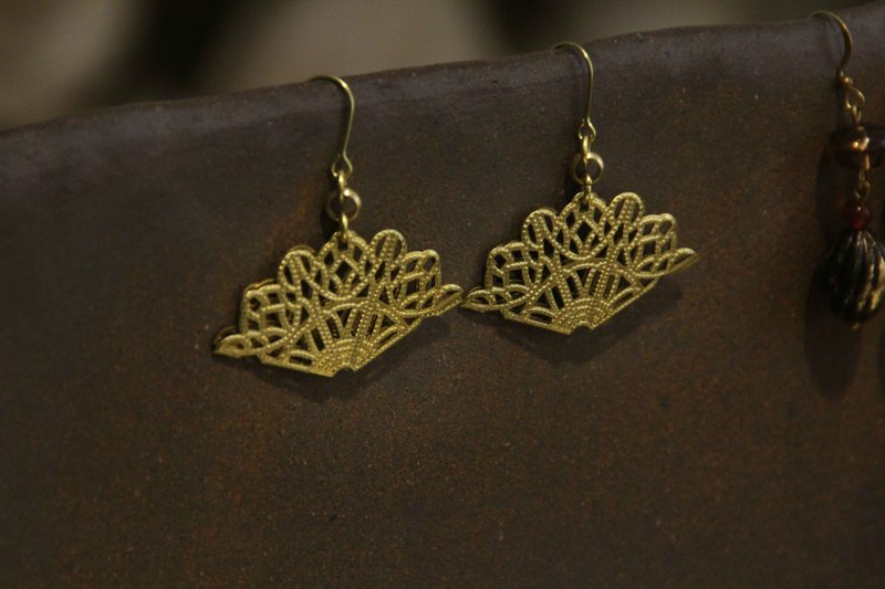 Vintage Scalloped Double-leaf Bronze Earrings - ต่างหู - ทองแดงทองเหลือง สีทอง