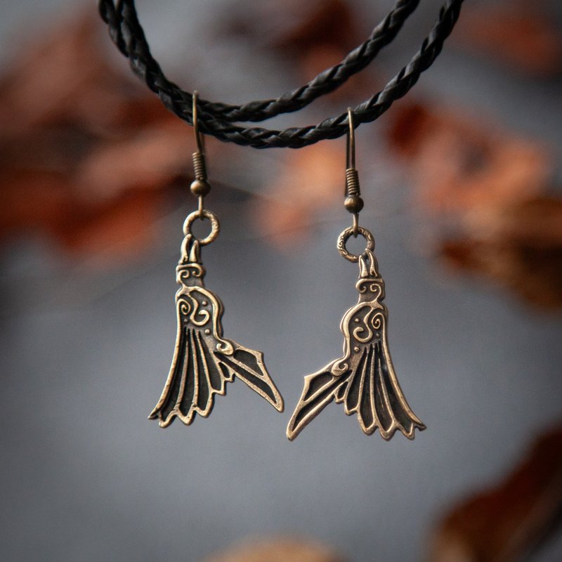 Bird earrings. Raven jewelry. Crow earrings. Viking jewelry. Pagan. Handmade art - 耳環/耳夾/耳骨夾 - 其他金屬 橘色