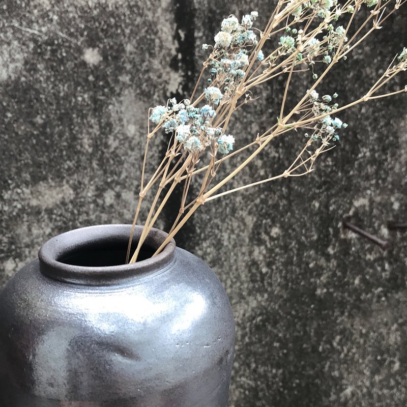 Wancha Ceramics Workshop-Simple•Hand-made, Hand-made, Ceramic Flower/Vase/Diffuser Bottle/Orphan - เซรามิก - เครื่องลายคราม สีดำ