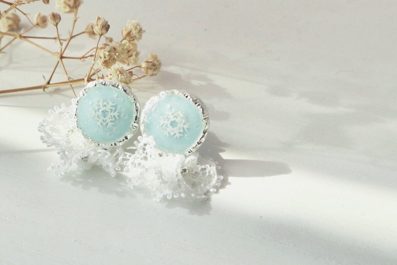 Forest at midnight. 2ways skirt fluttering snowflake earrings. Ice blue - Earrings & Clip-ons - Resin Blue