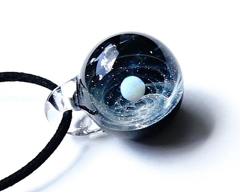 惑星、隕石の世界 ver星雲 ホワイトオパール 、隕石入り v2 ガラス ペンダント 宇宙 【送料無料】 - 項鍊 - 玻璃 藍色