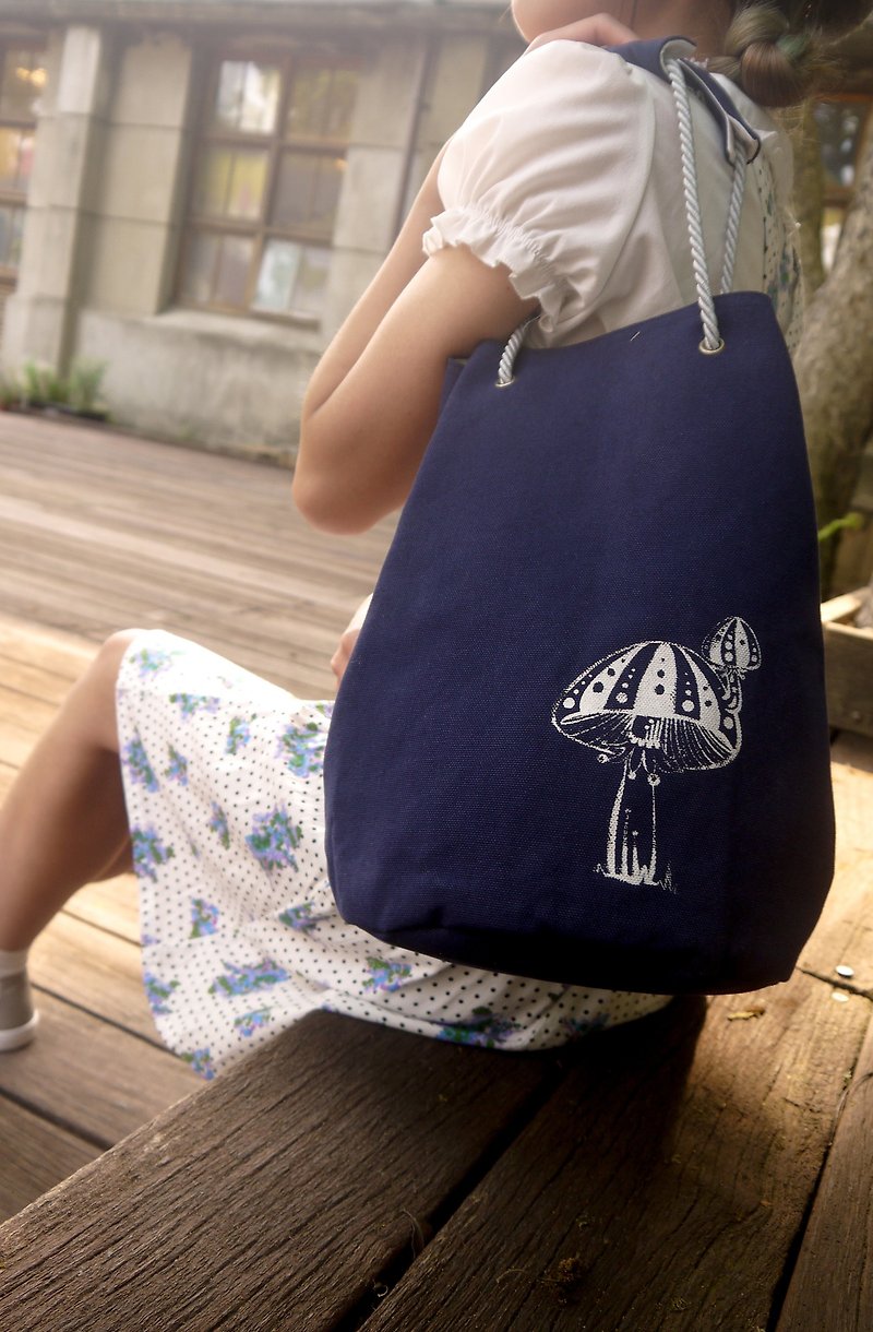 【Clown Mushroom】Round-bottomed sandbag bag/handbag/shoulder bag - Messenger Bags & Sling Bags - Cotton & Hemp Blue