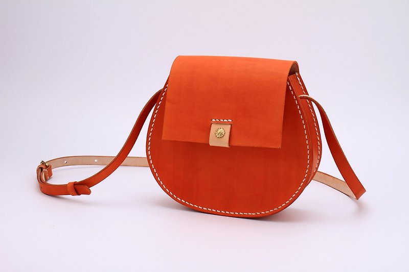 [Cutting line] Pure hand-dyed and hand-sewn vegetable tanned leather, cute pig head bag, ladies shoulder bag - กระเป๋าแมสเซนเจอร์ - หนังแท้ สีส้ม